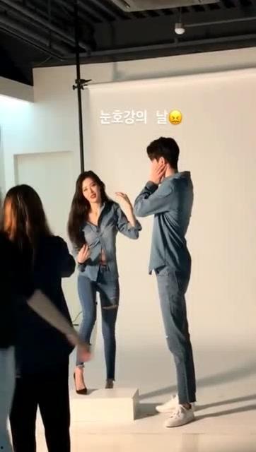 南柱赫花絮画报,捕捉明星日常魅力瞬间